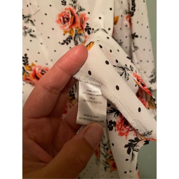 Black Rainn Floral Polka Dot 3/4 Sleeve V Neck Top Size Medium NWOT - Picture 5 of 7
